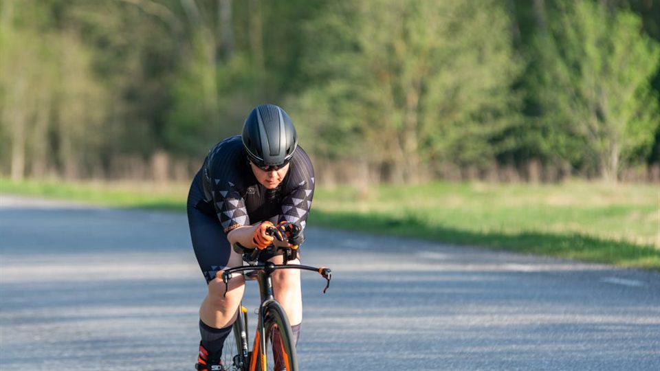 スピード感のあるスポーツバイク走行イメージ