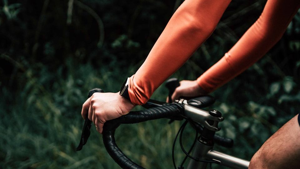 スポーツバイクのハンドルまわりのクローズアップ