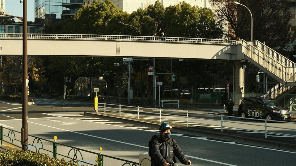 街中で使いやすい自転車の横長写真